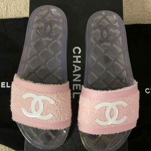 Chanel Pool slides  size 39.  Pool slides!🌊🌴☀️💜